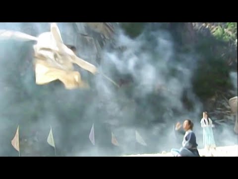 功夫小子假裝軟弱,怎料身中劇毒卻毫髮無損,坐著不動打敗對手,原來竟是絕世高手!