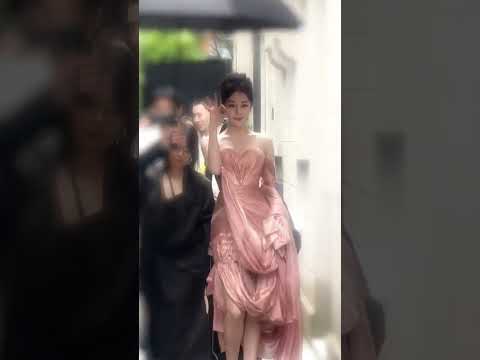 #迪丽热巴 出席活动，一袭粉红裙好像芭比娃娃，美呆众人！