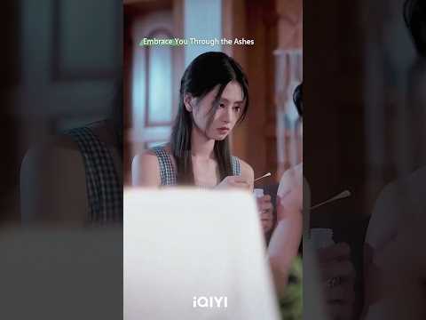 Ella sopla suavemente sobre su herida en el cuello. 🌬️ | iQIYI Spanish #shorts