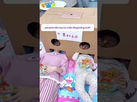 Hai công chúa xem phim tại rạp bố tự chế