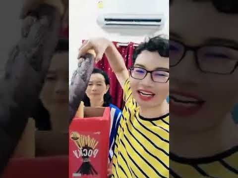 #Shorts อาหารเล็ก vs ใหญ่ อ้วน ผอม ป๊อกกี้ยักษ์ ขนมช๊อกโกแลต Giant Pocky, Chocolate Candy :ขันติกิน